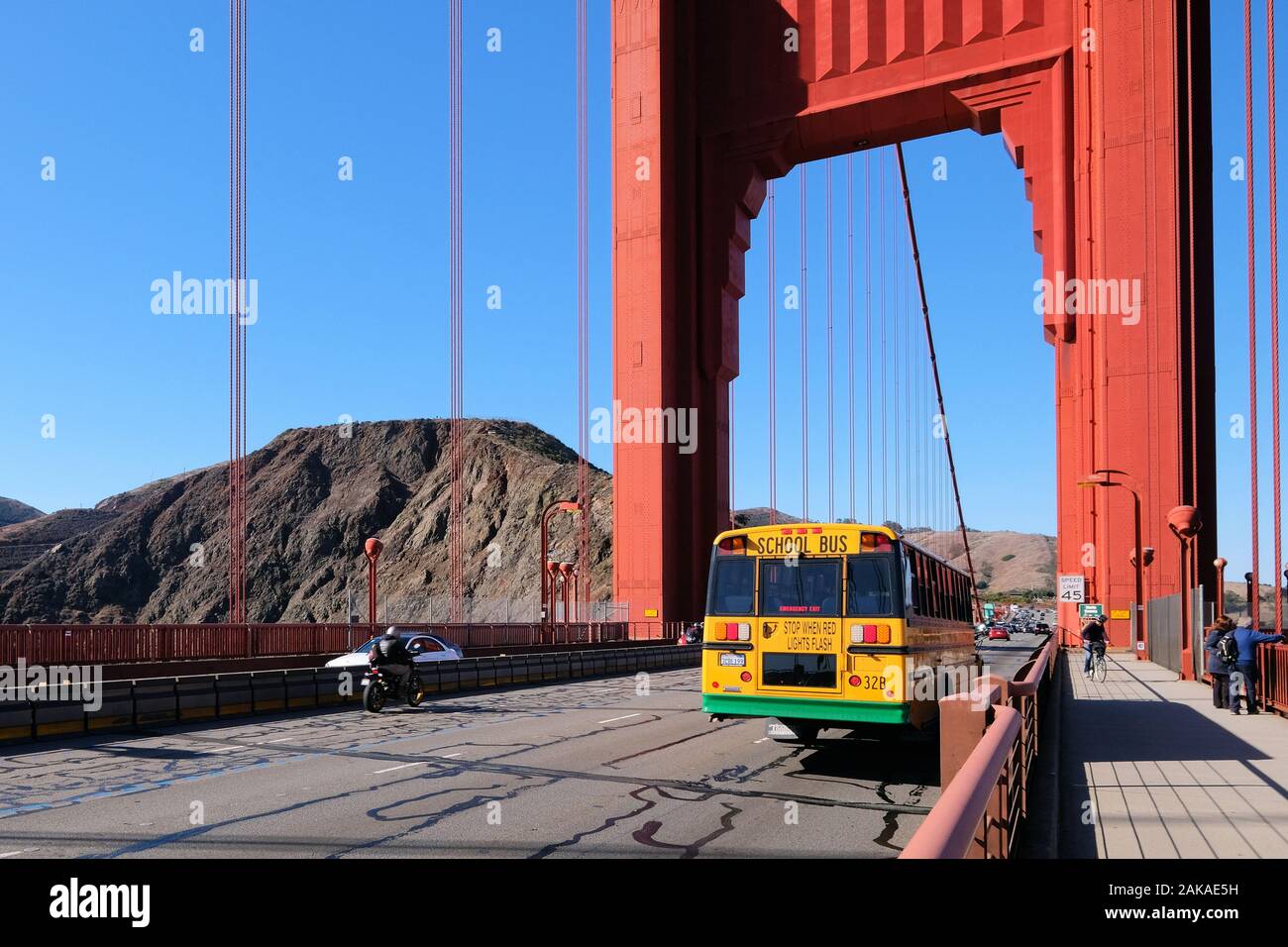 Gehweg und Fahrbahn der Golden Gate Bridge, San Francisco, Kalifornien, USA Stock Photo