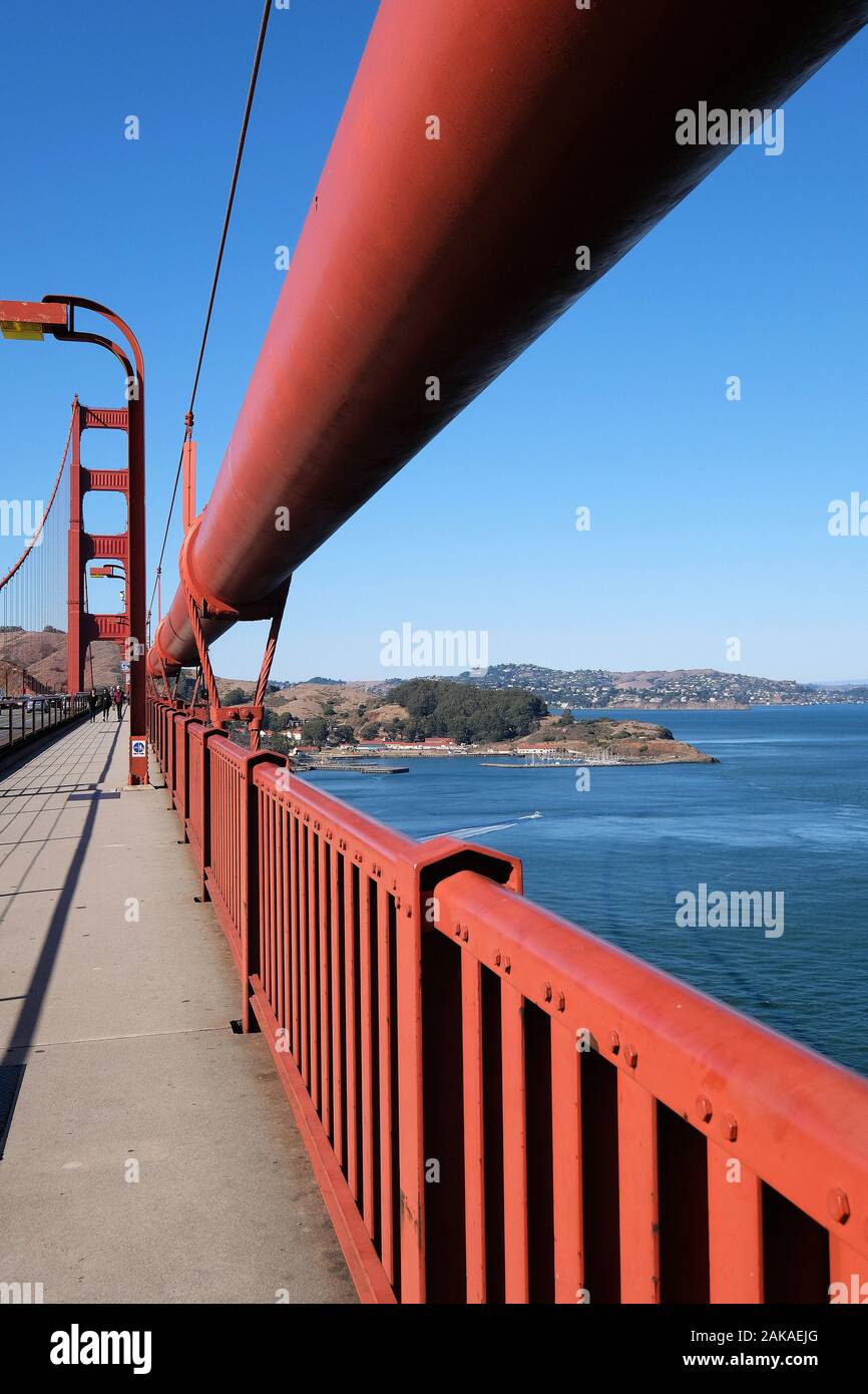 Gehweg und Seilkonstruktion der Golden Gate Bridge, San Francisco, Kalifornien, USA Stock Photo