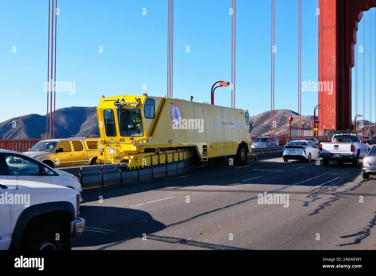Road Zipper verŠndert die Fahrspuren auf der Golden Gate Bridge, San