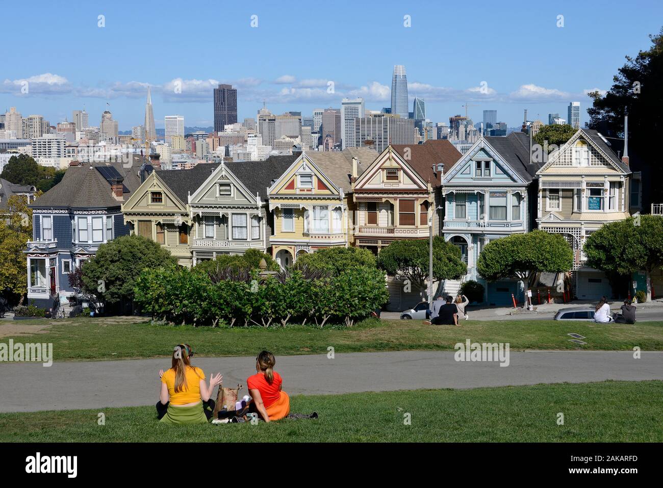 Painted Ladies, victorian row of houses on Alamo Square with downtown skyline in the background, San Francisco, California, USA Stock Photo