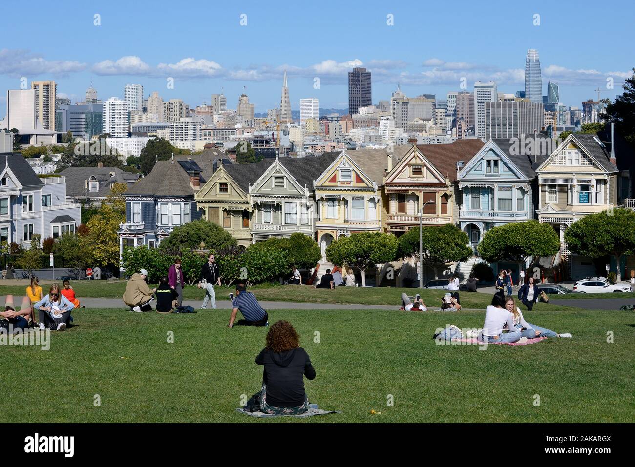 Painted Ladies, victorian row of houses on Alamo Square with downtown skyline in the background, San Francisco, California, USA Stock Photo