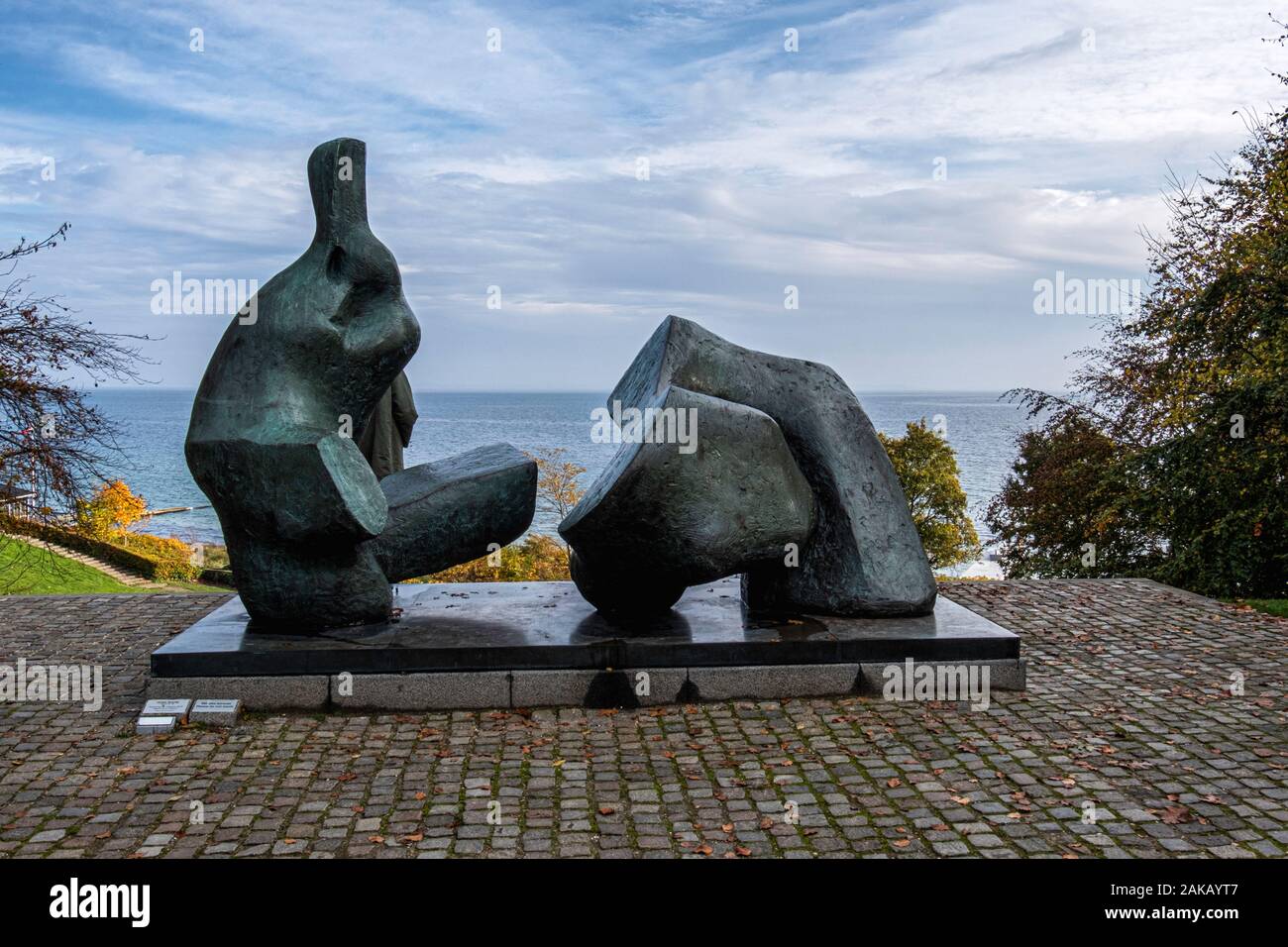 Henry Moore Sculpture in garden of Louisiana Museum of Modern Art on the shore of the Øresund Sound, Humlebæk, Denmark Stock Photo