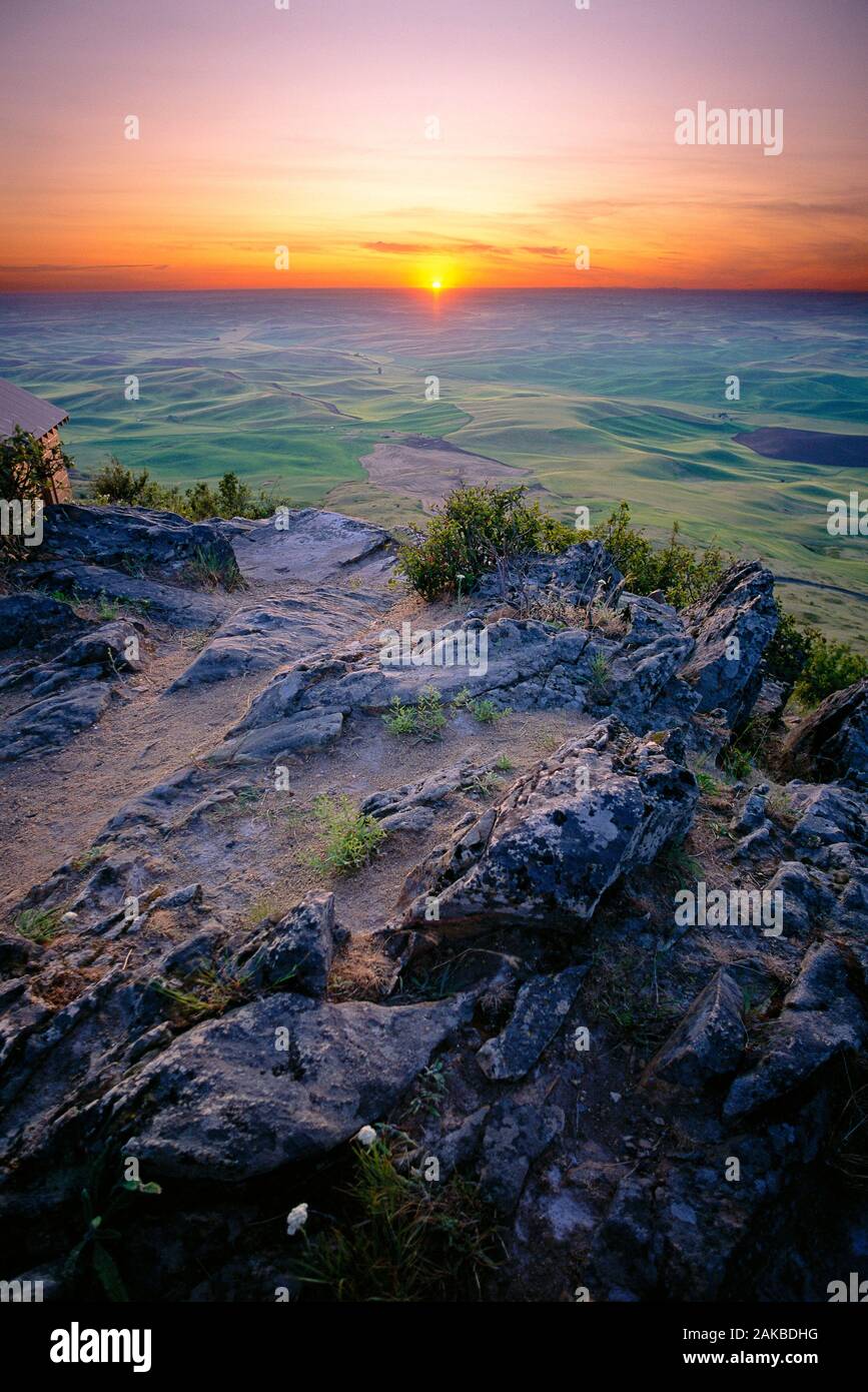 Landscape with view of rolling hills from mountain peak at sunset, Steptoe Butte State Park, Palouse, Washington State, USA Stock Photo