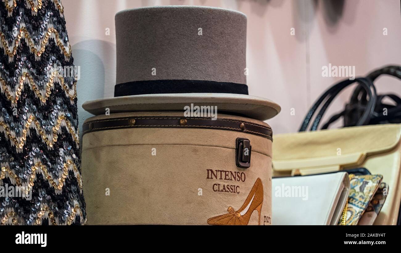 top hat box