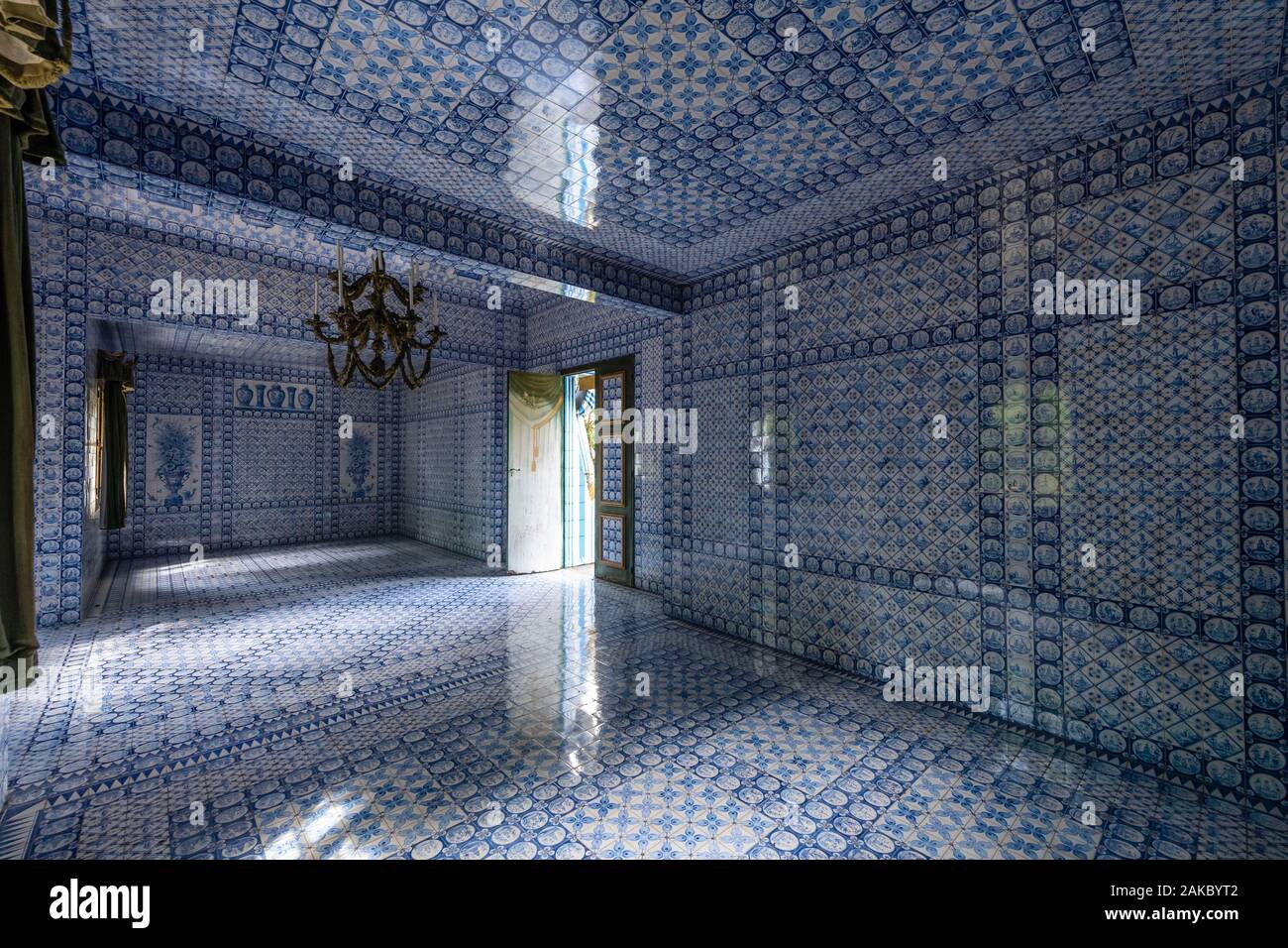 France, Yvelines (78), Montfort-l'Amaury, Groussay castle, interior of the  Tartar tent wallpapered with Delft earthenware tiles Stock Photo - Alamy