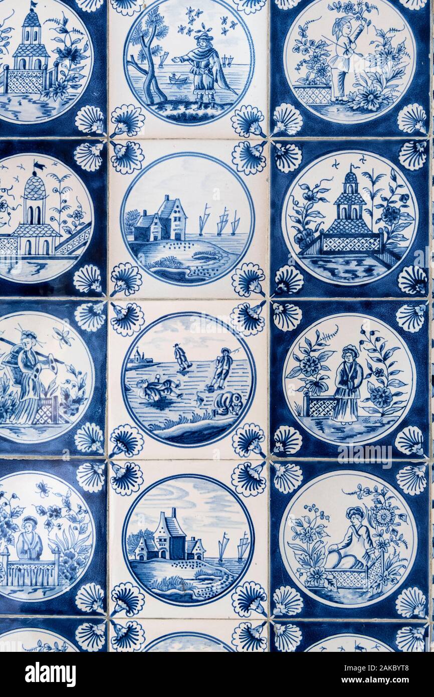 France, Yvelines (78), Montfort-l'Amaury, Groussay castle, interior of the Tartar tent wallpapered with Delft earthenware tiles, detail of earthenware tile Stock Photo