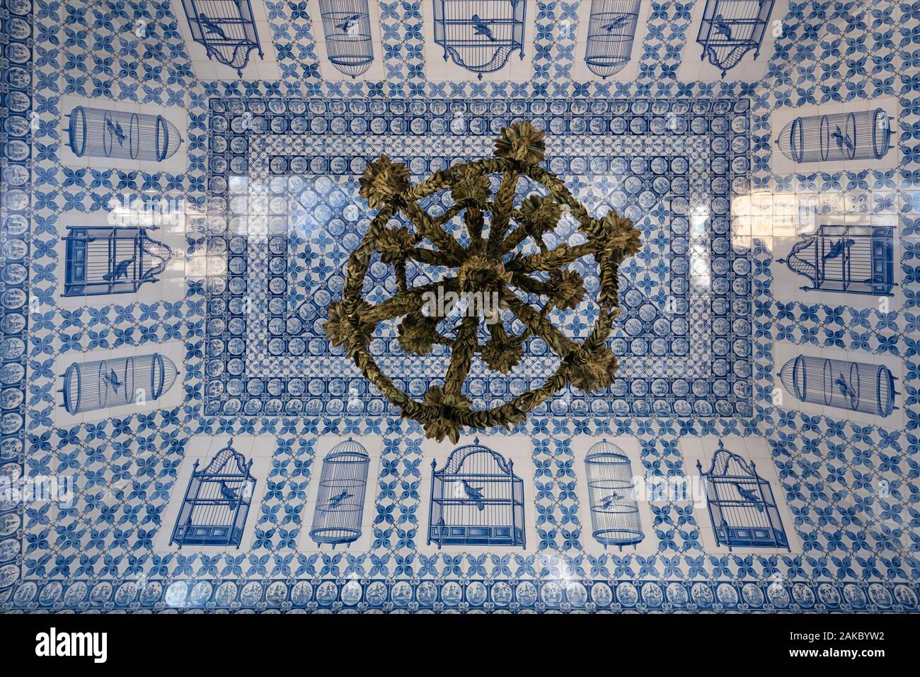 France, Yvelines (78), Montfort-l'Amaury, Groussay castle, interior of the Tartar tent wallpapered with Delft earthenware tiles, the ceiling Stock Photo