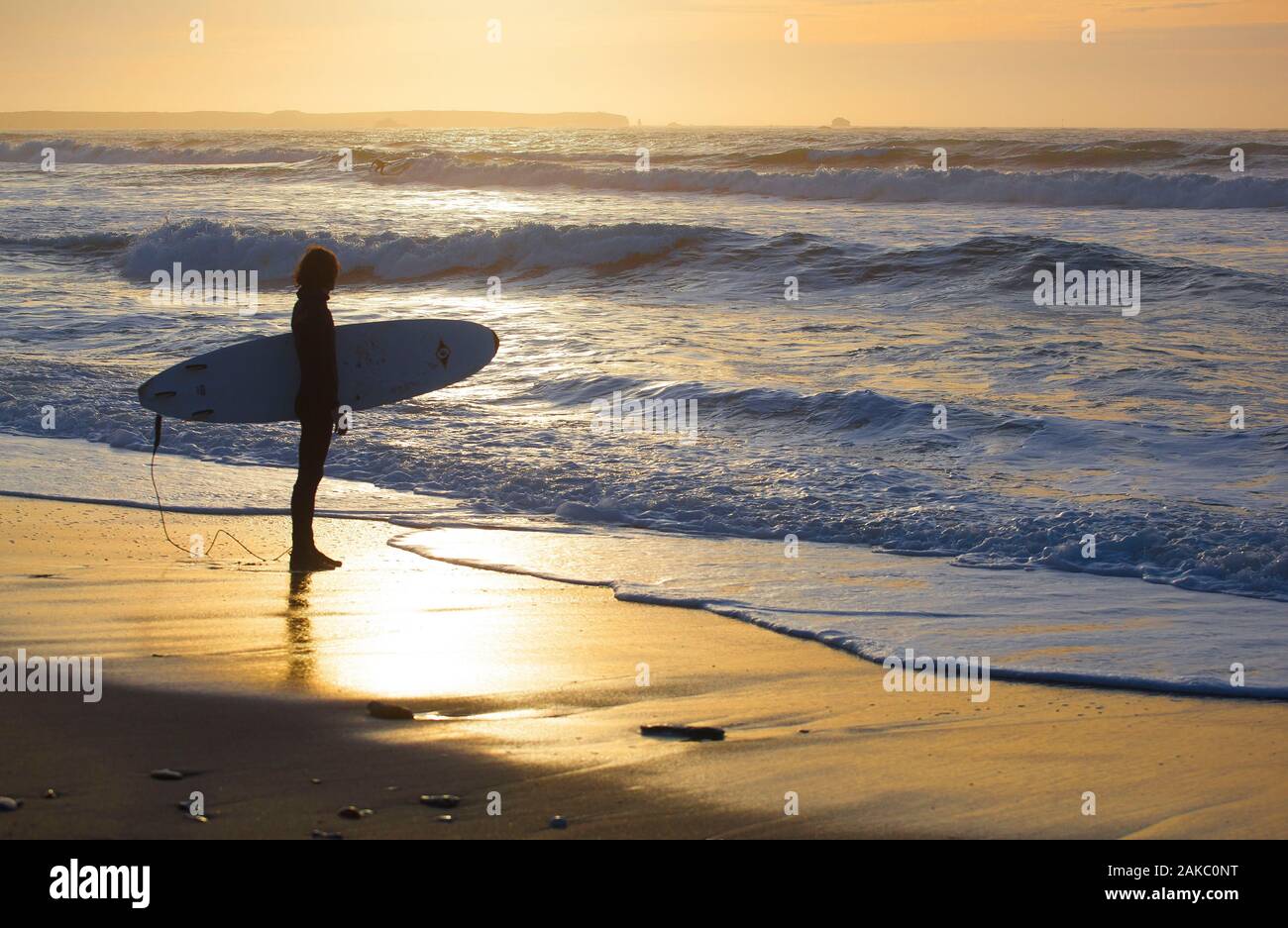 People standing in sea sunset hi-res stock photography and images - Alamy