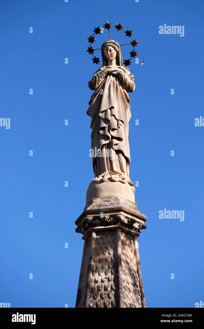 Statue of mary with gold crown hi-res stock photography and images - Alamy