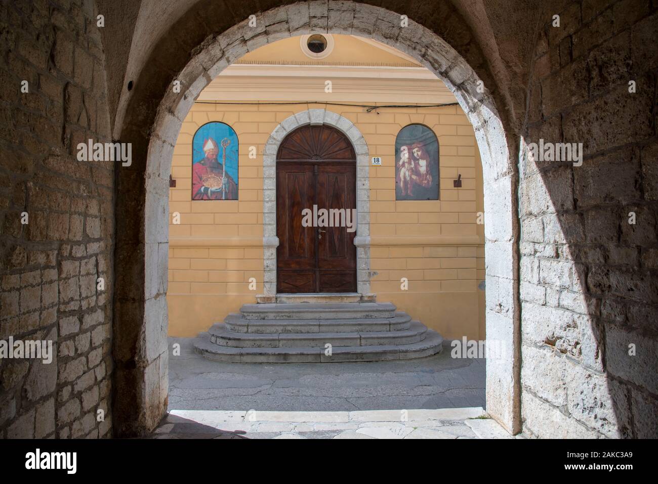 Croatia, County of Primorje-Gorski Kotar, Kvarneric bay, Krk island, Krk city, in the historical city a passage vault connects the Mahnica street with the place saint Quirin and the entrance of the church Stock Photo