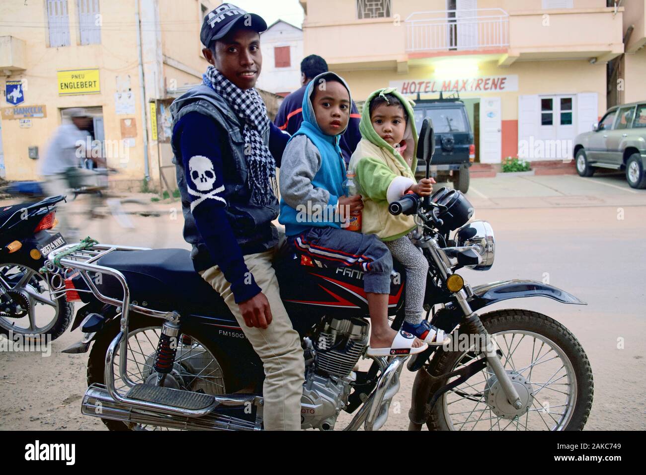Madagascar, Alaotra-Mangoro, Ambatondrazaka, his father with these two boys on a Chinese motorcycle Stock Photo