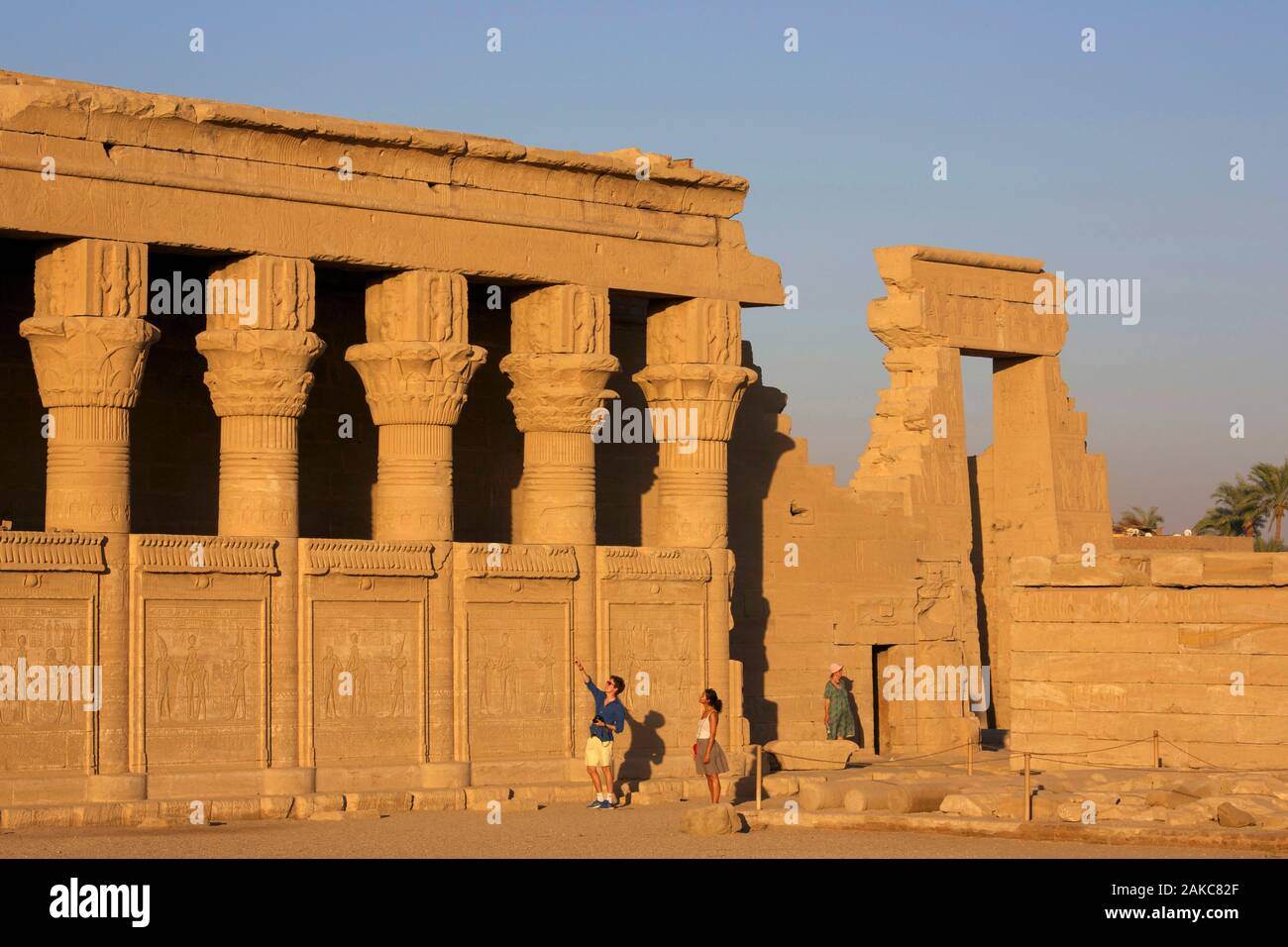 Egypt, Upper Egypt, Nile Valley, Dendara, tourist couple in front of the colonnade of the temple of Hathor Stock Photo