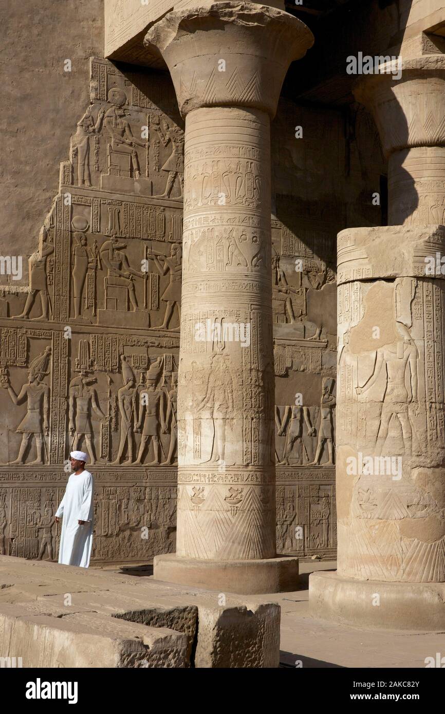Egypt, Upper Egypt, Nile Valley, Kom Ombo, guardian temple turbaned in front of a column and a wall adorned with bas-reliefs in the temple of Kom Ombo Stock Photo