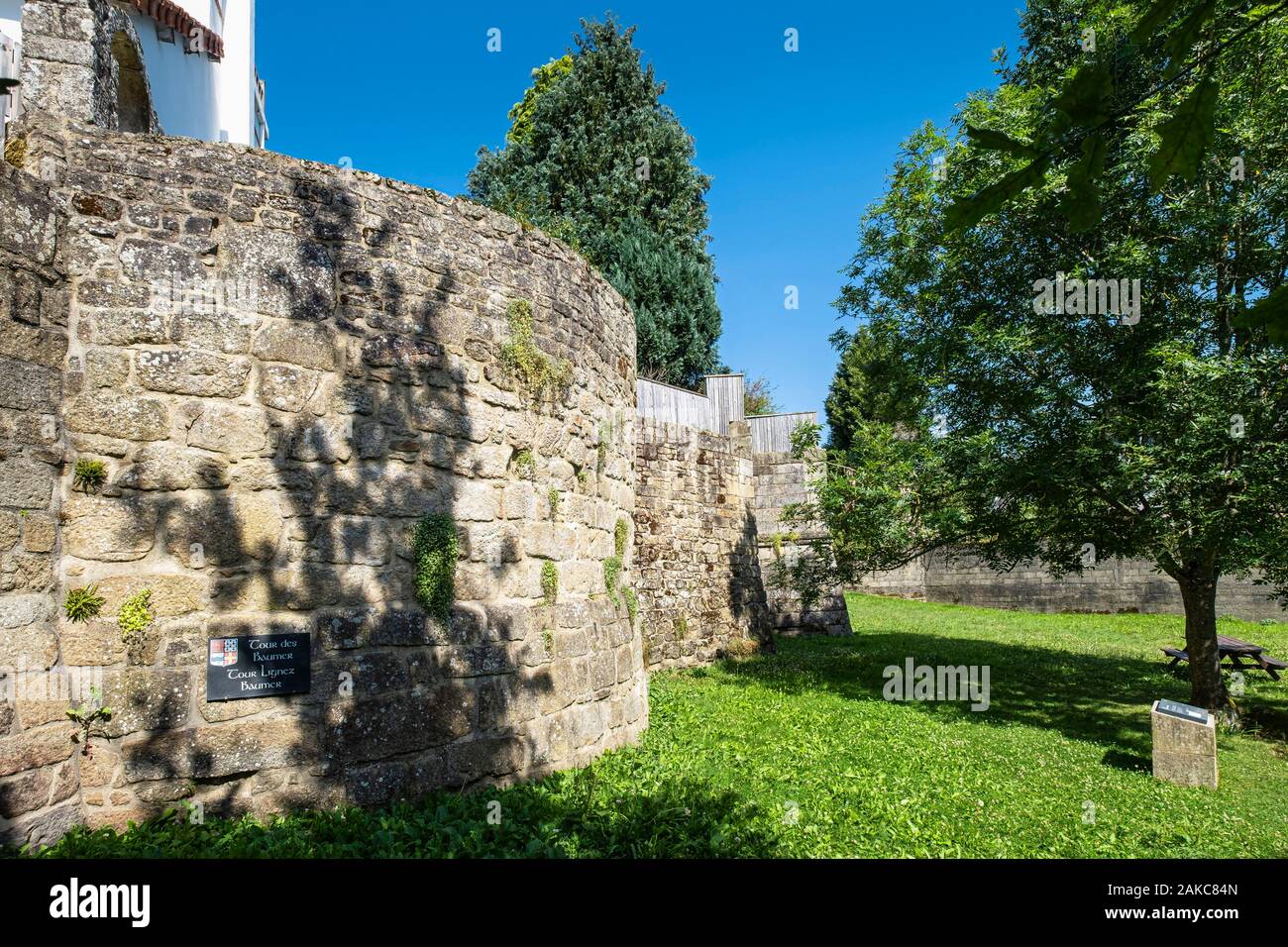 Medieval castle ramparts hi-res stock photography and images - Alamy