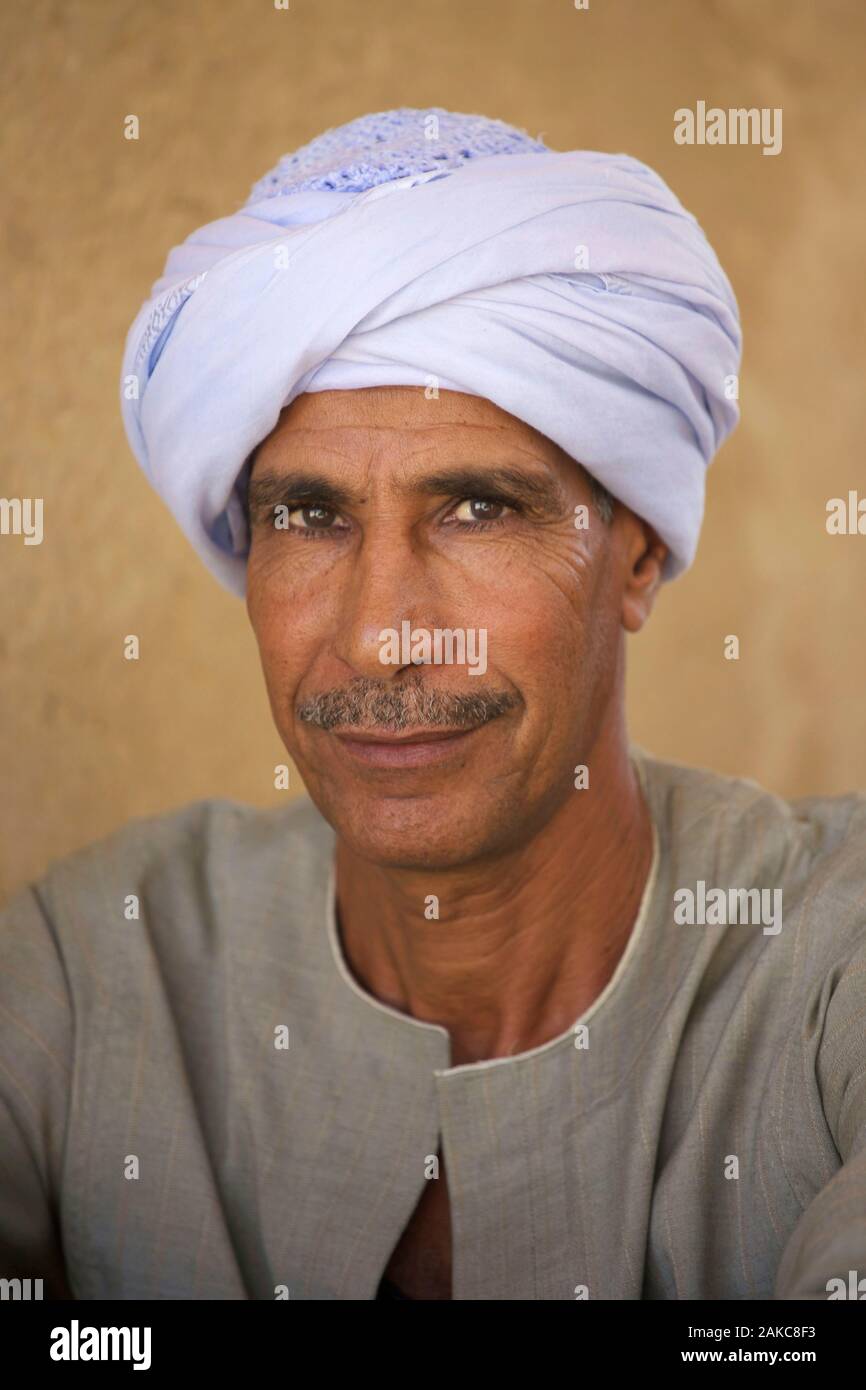 Egypt, Upper Egypt, portrait of a turbaned temple guard in the Valley of Craftsmen on the left bank of the Nile Stock Photo