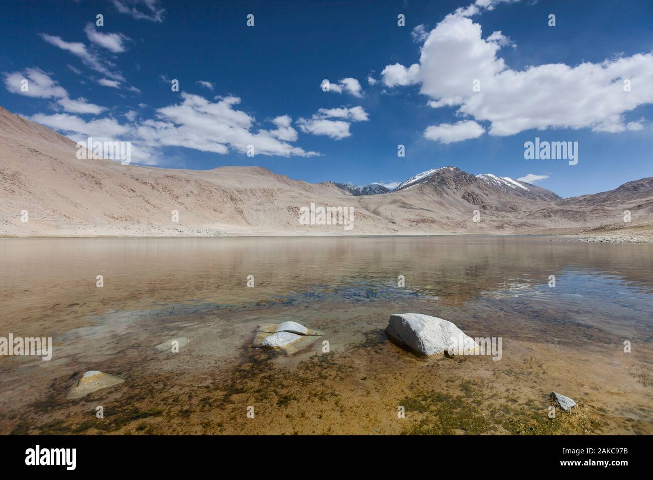 Tajikistan, Gorno-Badakhshan Autonomous Region, Chukurkul Lake, clear water and arid mountains in the background, altitude 3950m Stock Photo