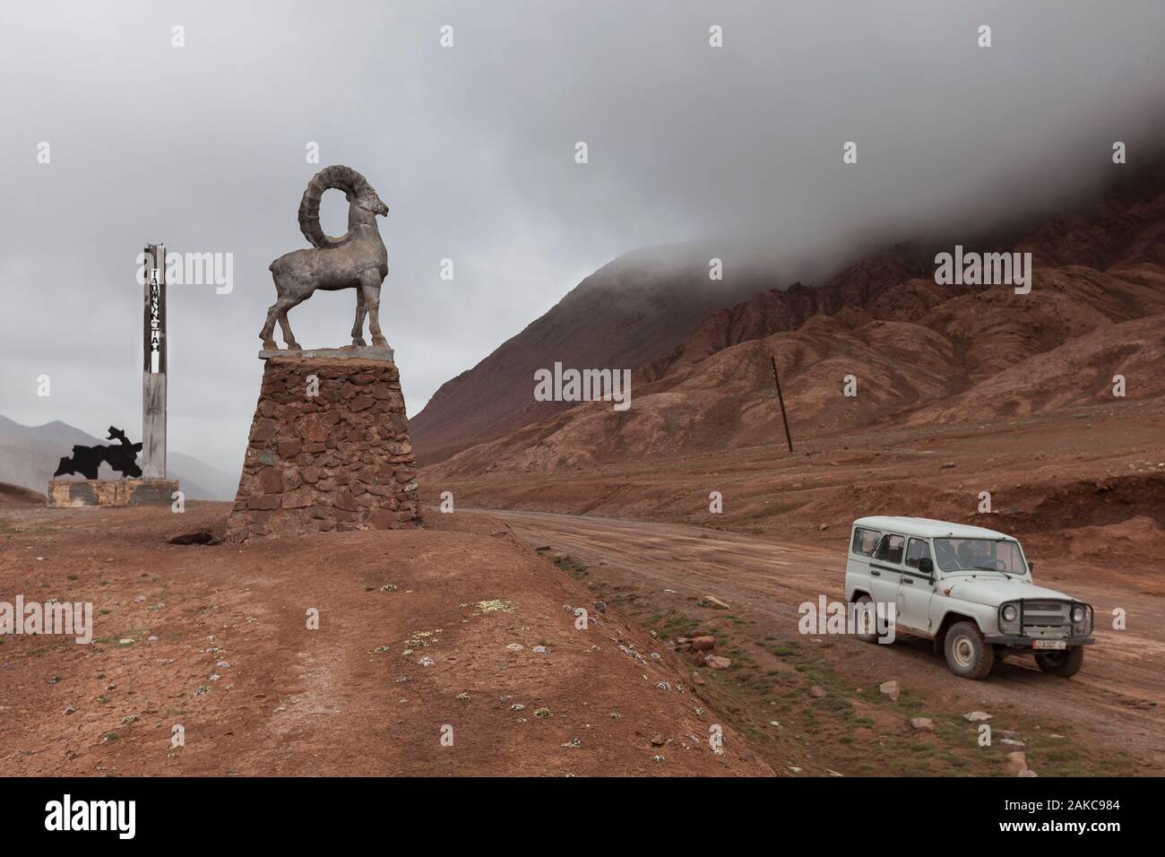 Tajikistan, Gorno-Badakhshan Autonomous Region, Kyzyl-Art Pass, altitude 4280m, border between Kyrgyzstan and Tajikistan, jeep and monuments indicating entry to Tajikistan Stock Photo