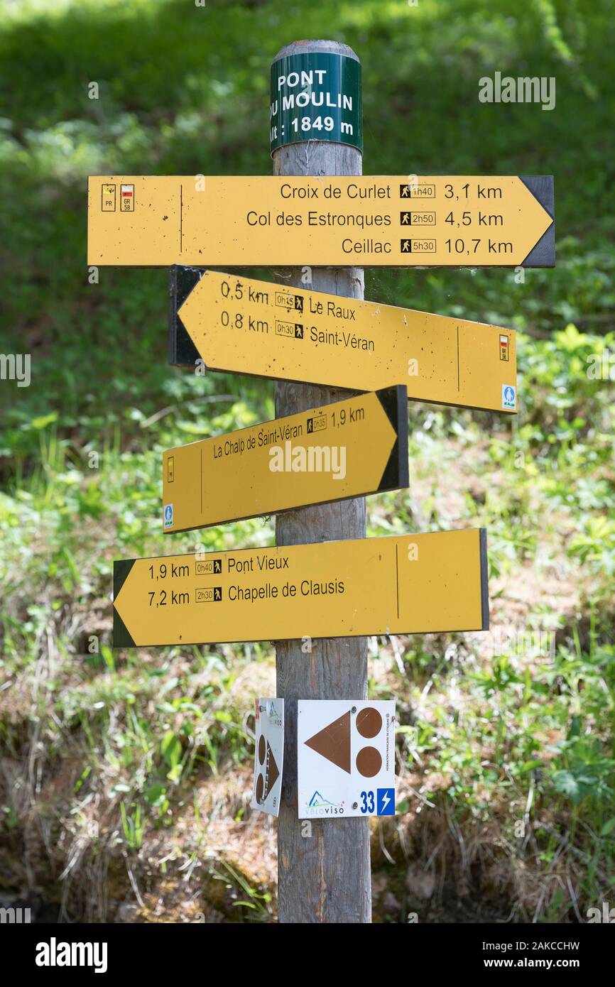 France, Hautes Alpes, Ceillac, Queyras Regional Nature Park, hiking trail sign Stock Photo