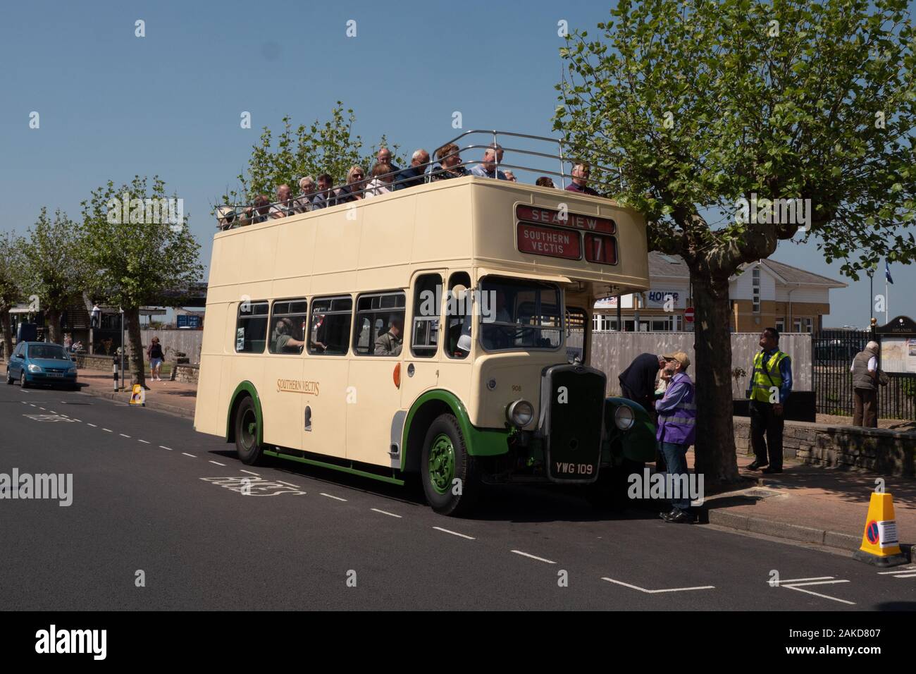 Preserved Bristol K open top bus from Southern Vectis picking up passengers from Ryde Esplanafe Stock Photo