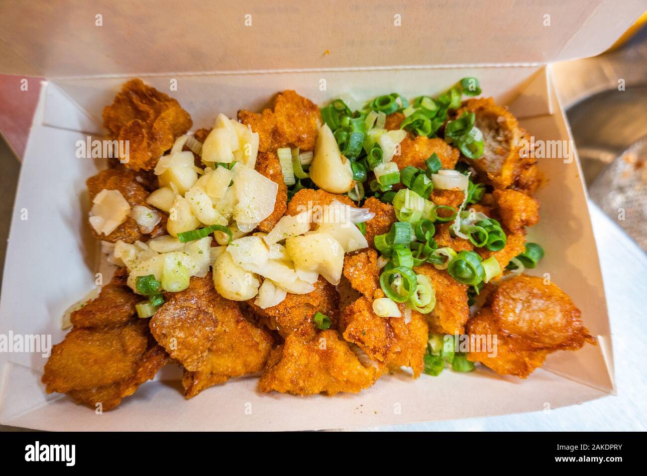 Crispy fried chicken pieces served with chopped garlic and scallions, from Shi Lin Night Market, Taipei, Taiwan Stock Photo