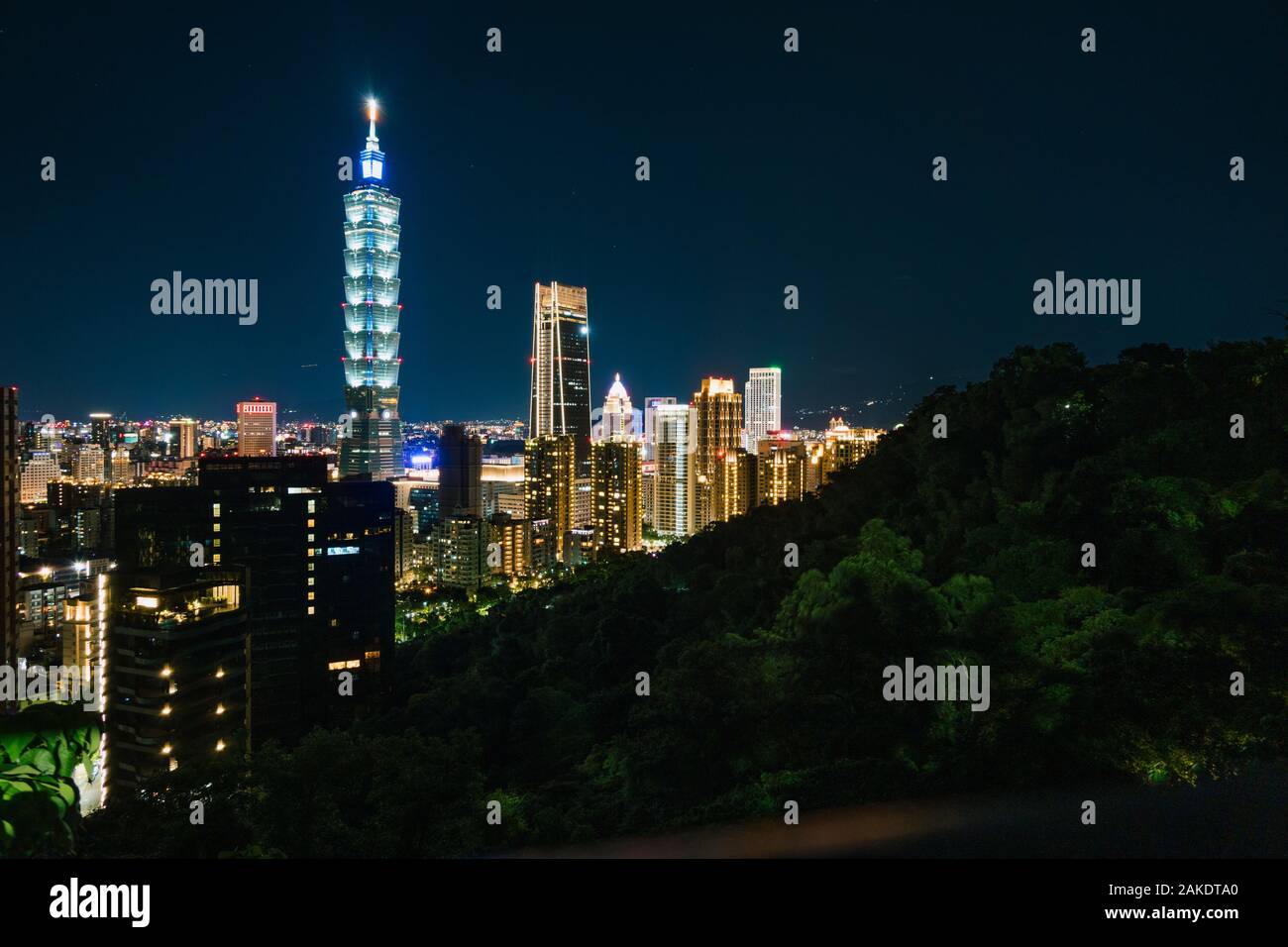 The Taipei 101 skyscraper and city skyline illuminated at night, as seen from Elephant Hill, Taipei, Taiwan Stock Photo