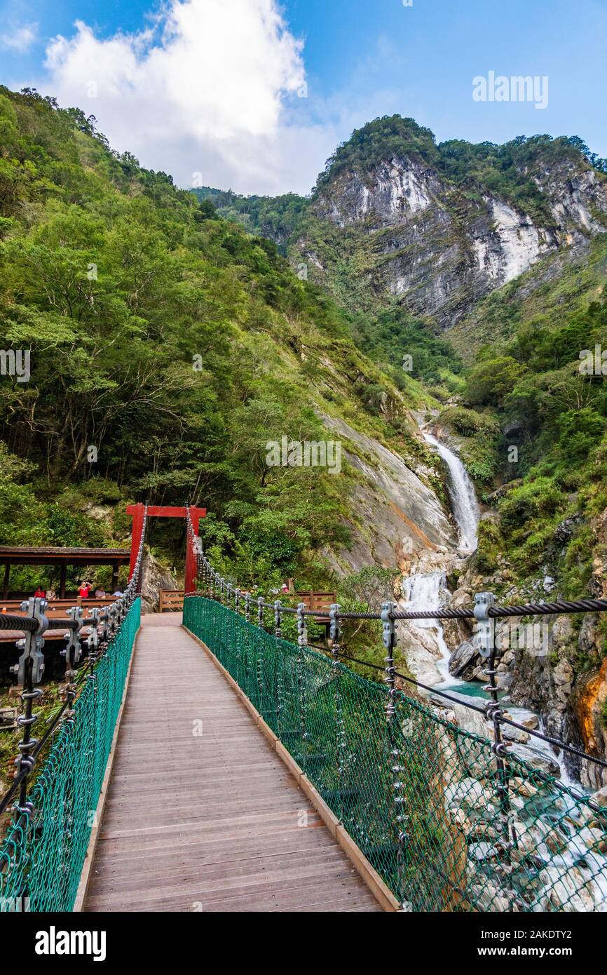 The Baiyang Suspension Bridge near Baiyang Falls, Taroko National Park, Taiwan Stock Photo