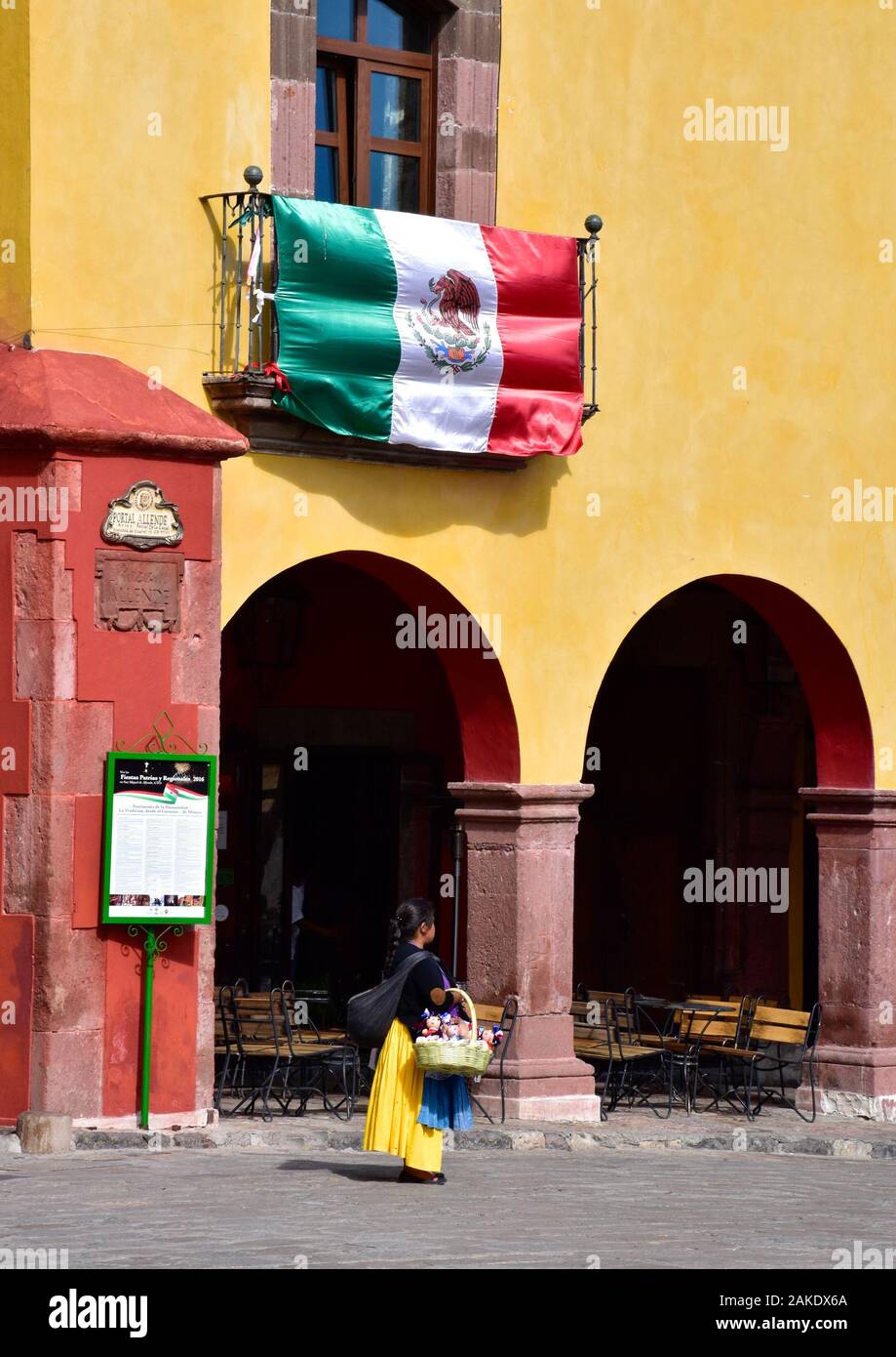 Street vendor selling souveniers to tourists in the Zocalo and Jardin Allende, San Miguel de Allende, Mexico Stock Photo
