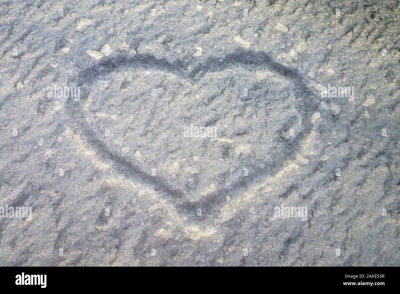 hand drawn heart shape in the fresh snow Stock Photo - Alamy