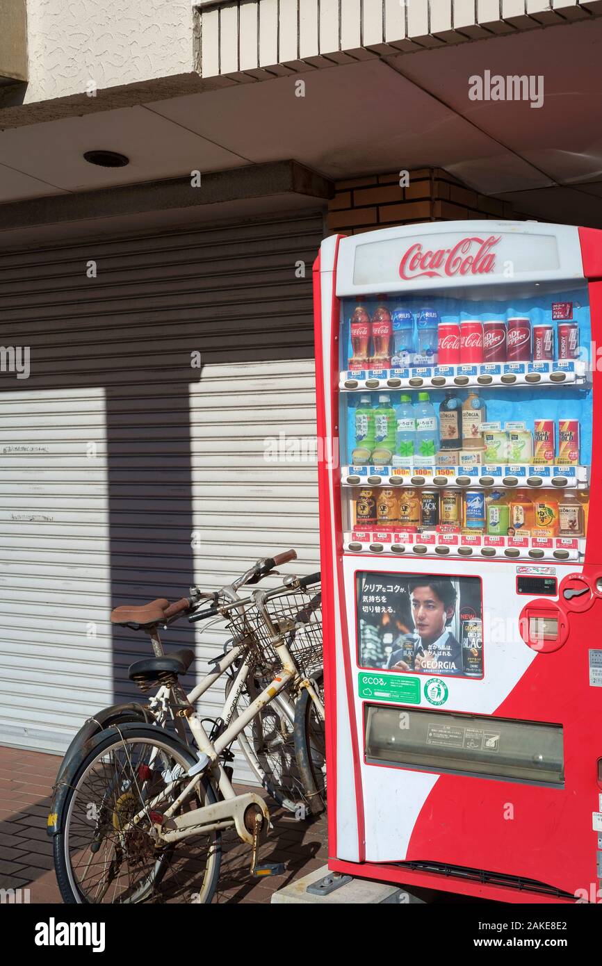 Automatic beverage vending machine in Tokyo, Japan Stock Photo Alamy