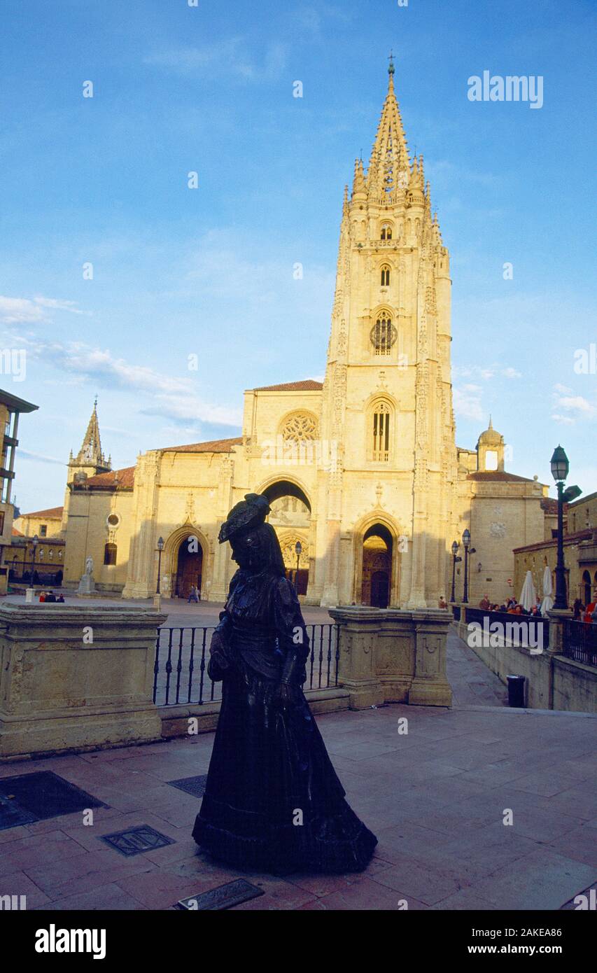 La Regenta statue and the cathedral. Oviedo, Asturias, Spain Stock Photo Alamy