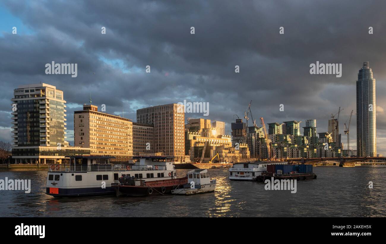 VAUXHALL, LONDON: St George Wharf Tower (also known as Vauxhall Tower) a residential skyscraper in the St George Wharf development on the River Thames Stock Photo