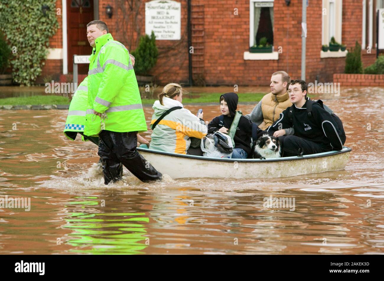 Emergency services helping people evacuate their homes, Carlisle, Cumbria, England, UK, 9th January 2005. Stock Photo