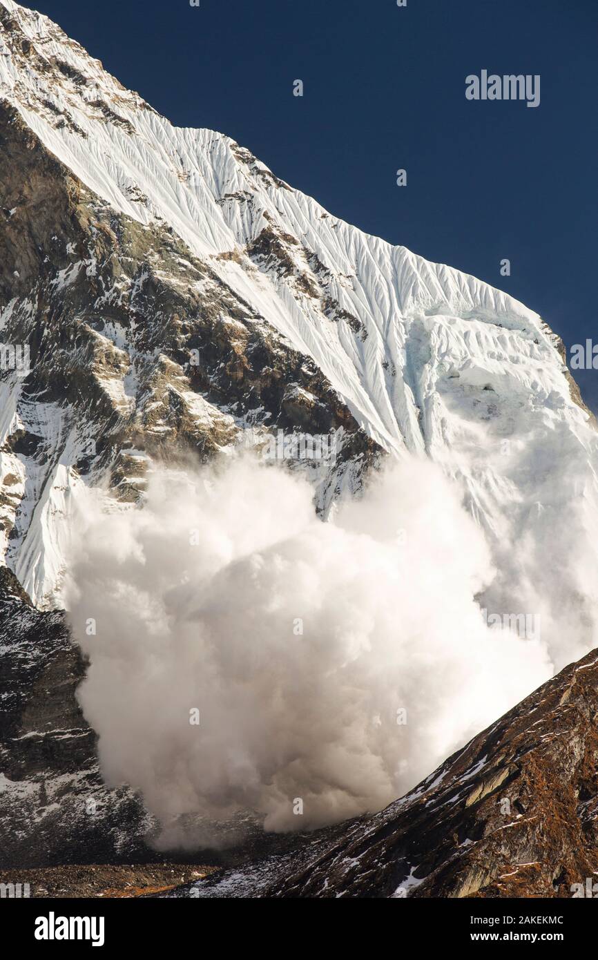 Avalanche on Machapuchare  / Fishtail Peak in the Annapurna Himalaya, Nepal. It was caused by a massive block of glacial ice detaching from the summit cliffs. 29th December 2012. Stock Photo
