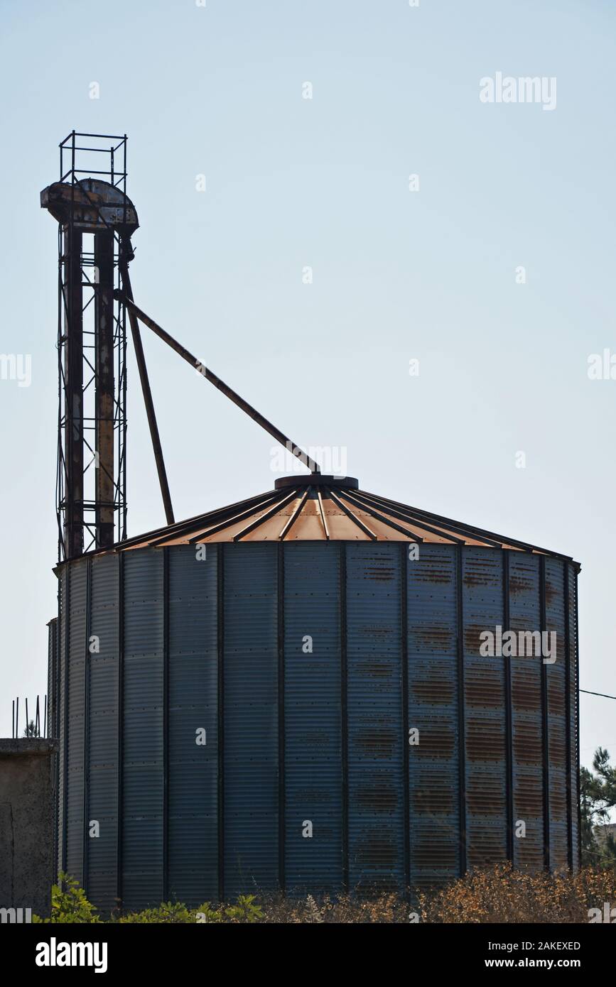 Grain storage facility. (Silo Stock Photo Alamy