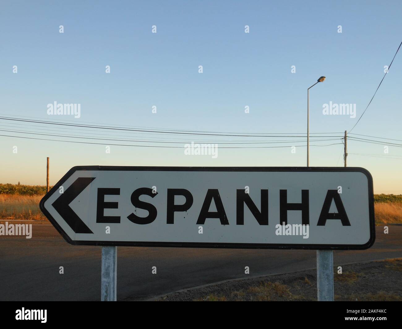 Traffic signal indicating towards Spain Stock Photo