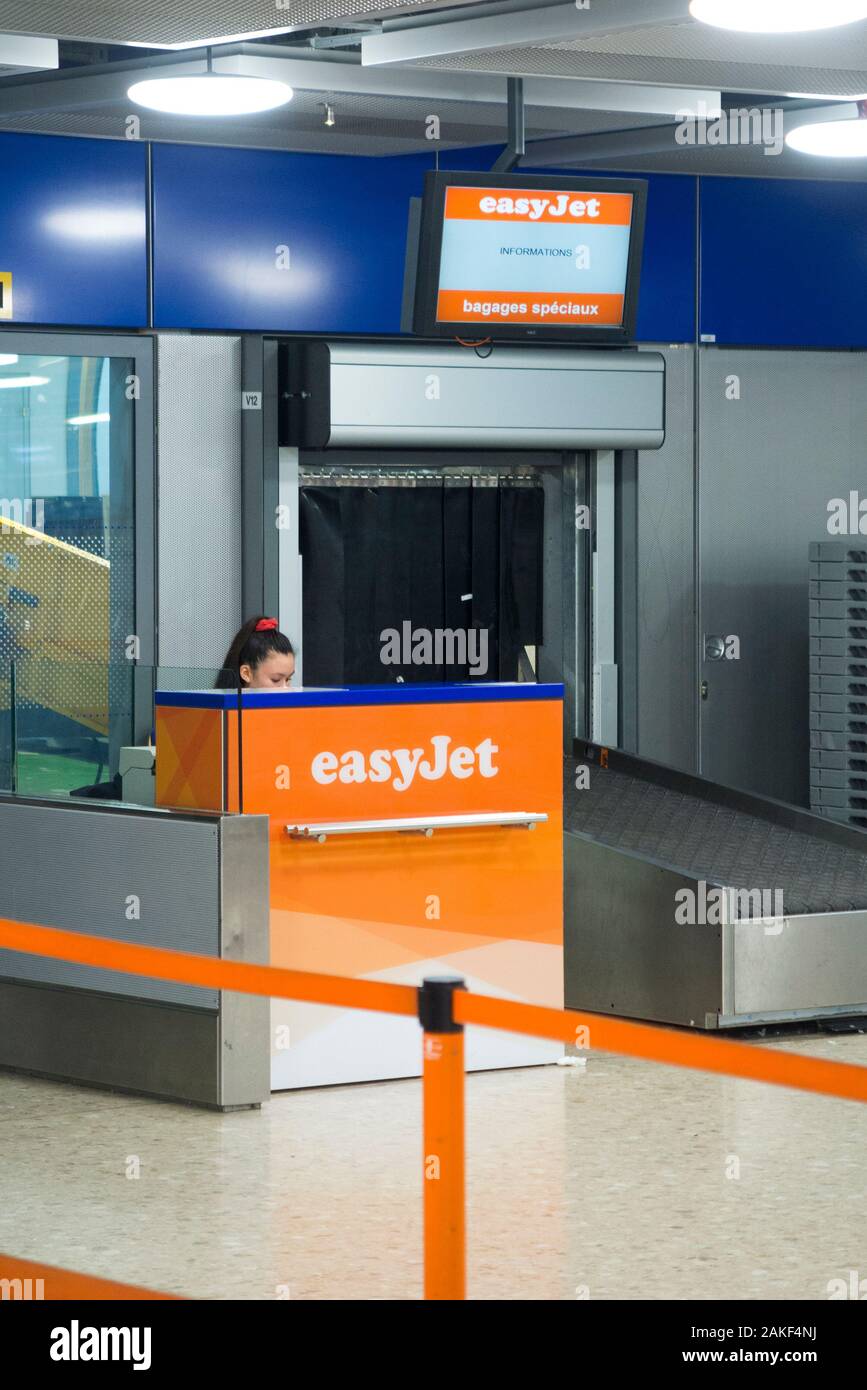 Easyjet passengers desk for passenger to check in their special or over size case, oversized luggage, suitcases / suit suitcase. Airport, Switzerland. (115) Stock Photo