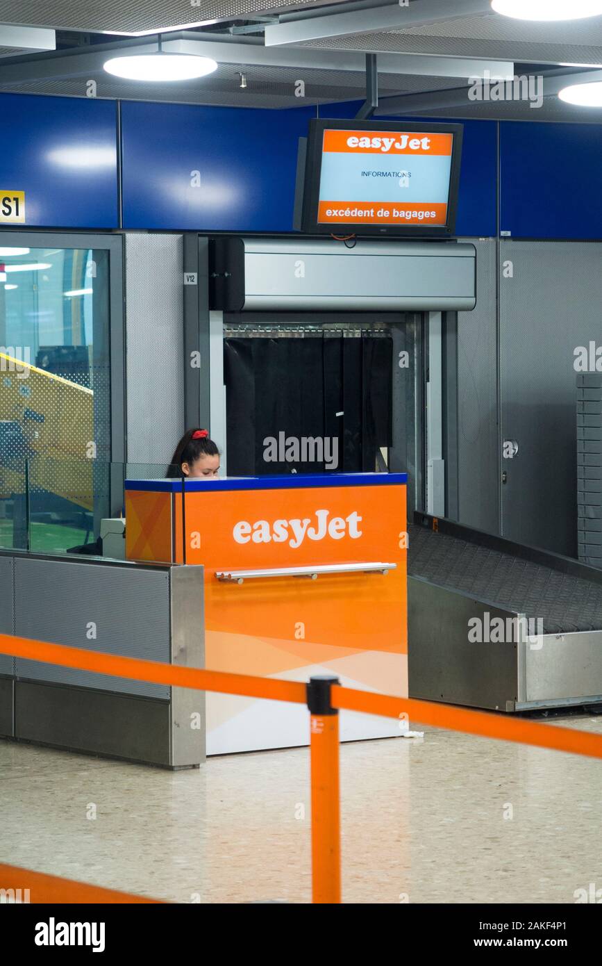 Easyjet passengers desk for passenger to check in their special or over size case, oversized luggage, suitcases / suit suitcase. Airport, Switzerland. (115) Stock Photo
