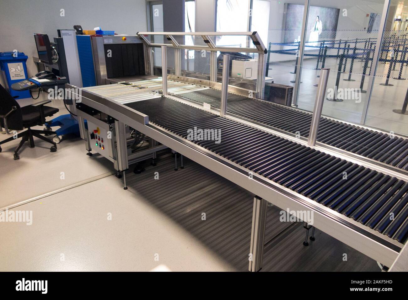 Airport x-ray / X ray security luggage baggage scanner and rollers /  rolling belt to transport passengers cases and bags through the machine,  made by Smiths Detection. (115 Stock Photo - Alamy