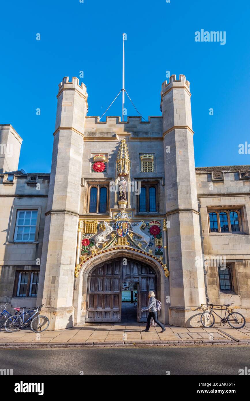 UK, England, Cambridgeshire, Cambridge, St Andrew's Street, University of Cambridge, Christ's College, recently restored college gate Stock Photo