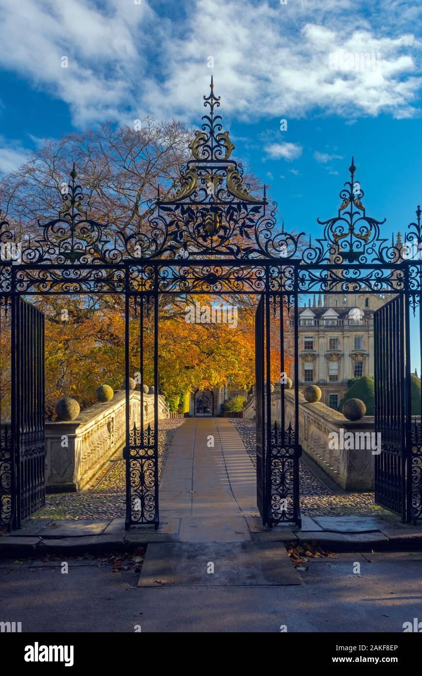 UK, England, Cambridgeshire, Cambridge, Clare College and Clare College Bridge over River Cam Stock Photo