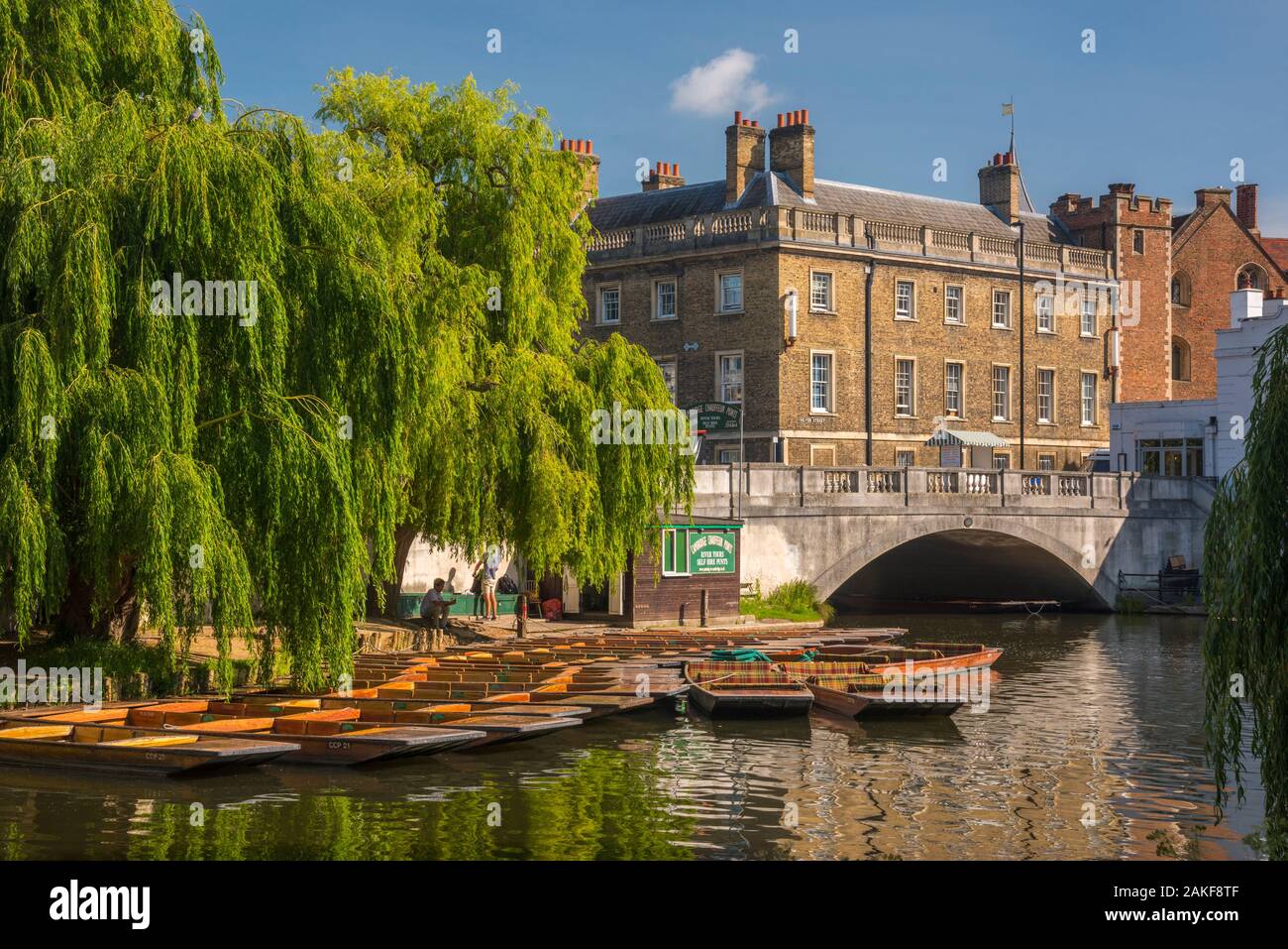 UK, England, Cambridgeshire, Cambridge, Silver Street, Queens' College and Silver Street Bridge, River Cam and Mill Pond Stock Photo
