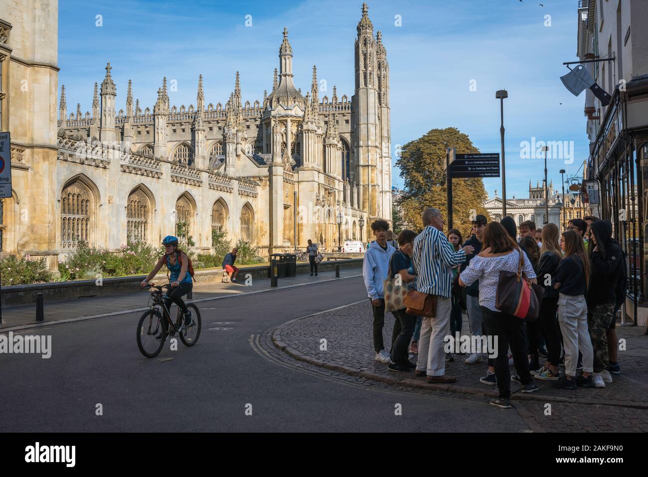 UK university street, view of young people in King's Parade, Cambridge,  with the entrance to King's College visible beyond them, England, UK Stock Photo