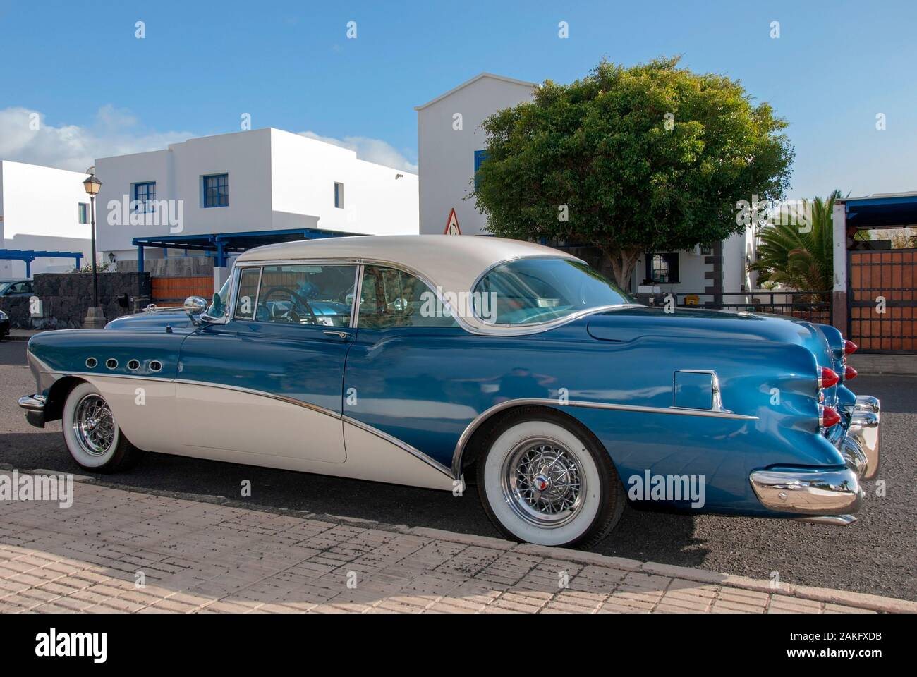 1953 Buick Roadmaster Riviera Coupe American Motor Car low angle rear left hand drivers side view 1950’s usa USA dark royal blue cream two 2 door left Stock Photo