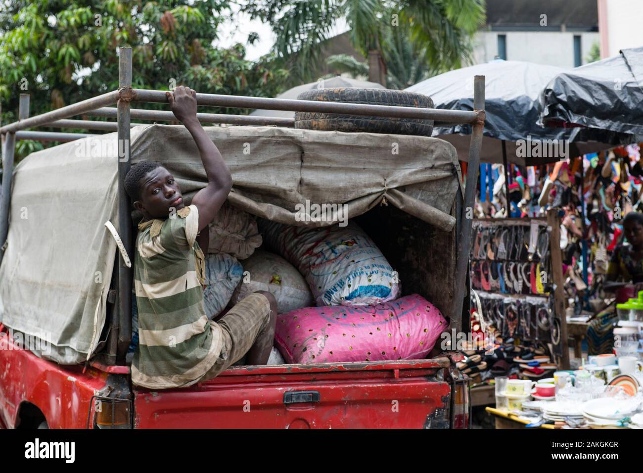 Ivory Coast, Abidjan, Treichville market, delivery boy Stock Photo