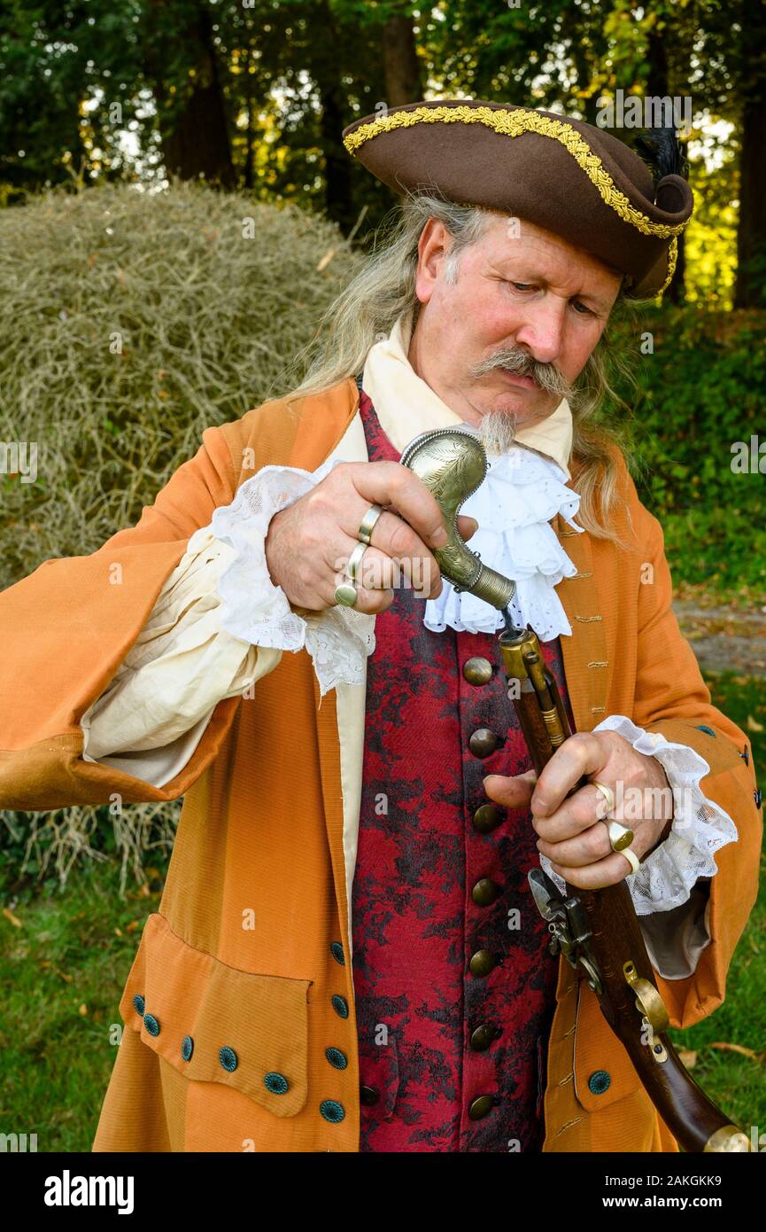 France, Yvelines (78), les Mesnuls, Les Mesnuls castlle,Heritage Day 2019, man in costume loading his gun before a duel during a historical reconstruction Stock Photo