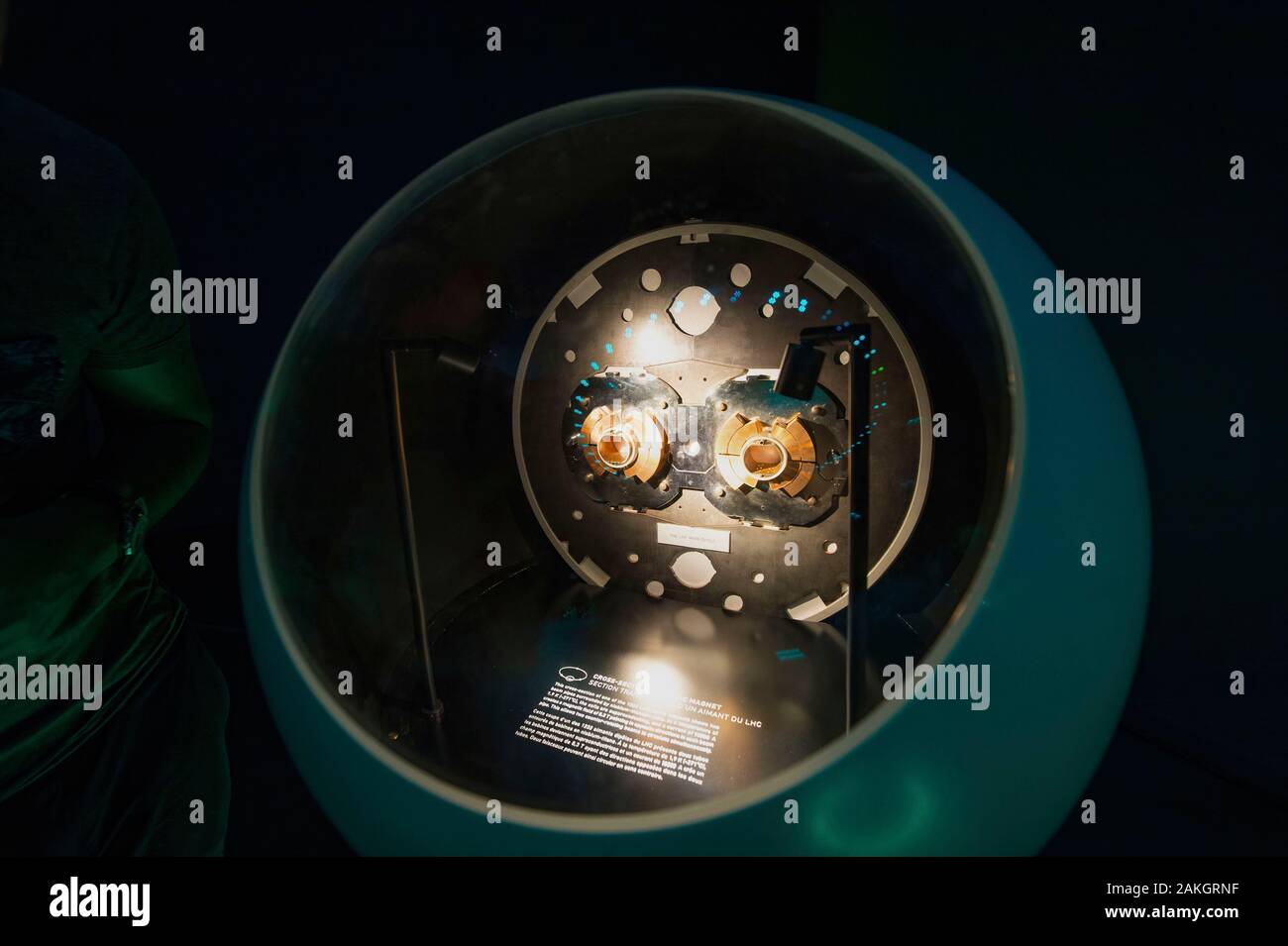 France, Suisse, Cern, porte ouverte , salle de projection / l'univers de particule dans le musee, section transversal d'un aimant du LHC Stock Photo