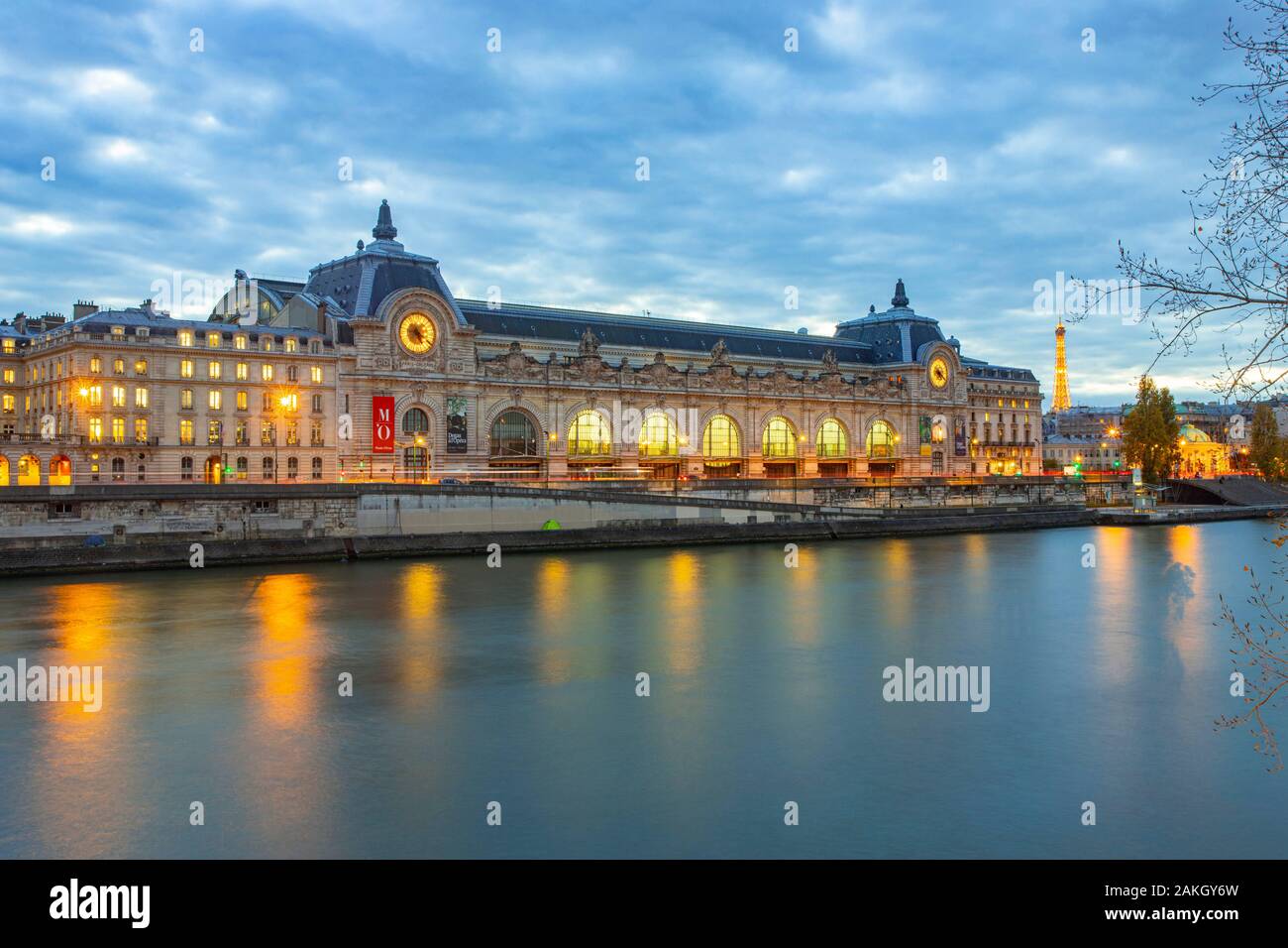 France, Paris, the UNESCO listed banks of the Seine in autumn, the Musee d'Orsay and the Eiffel Tower Stock Photo