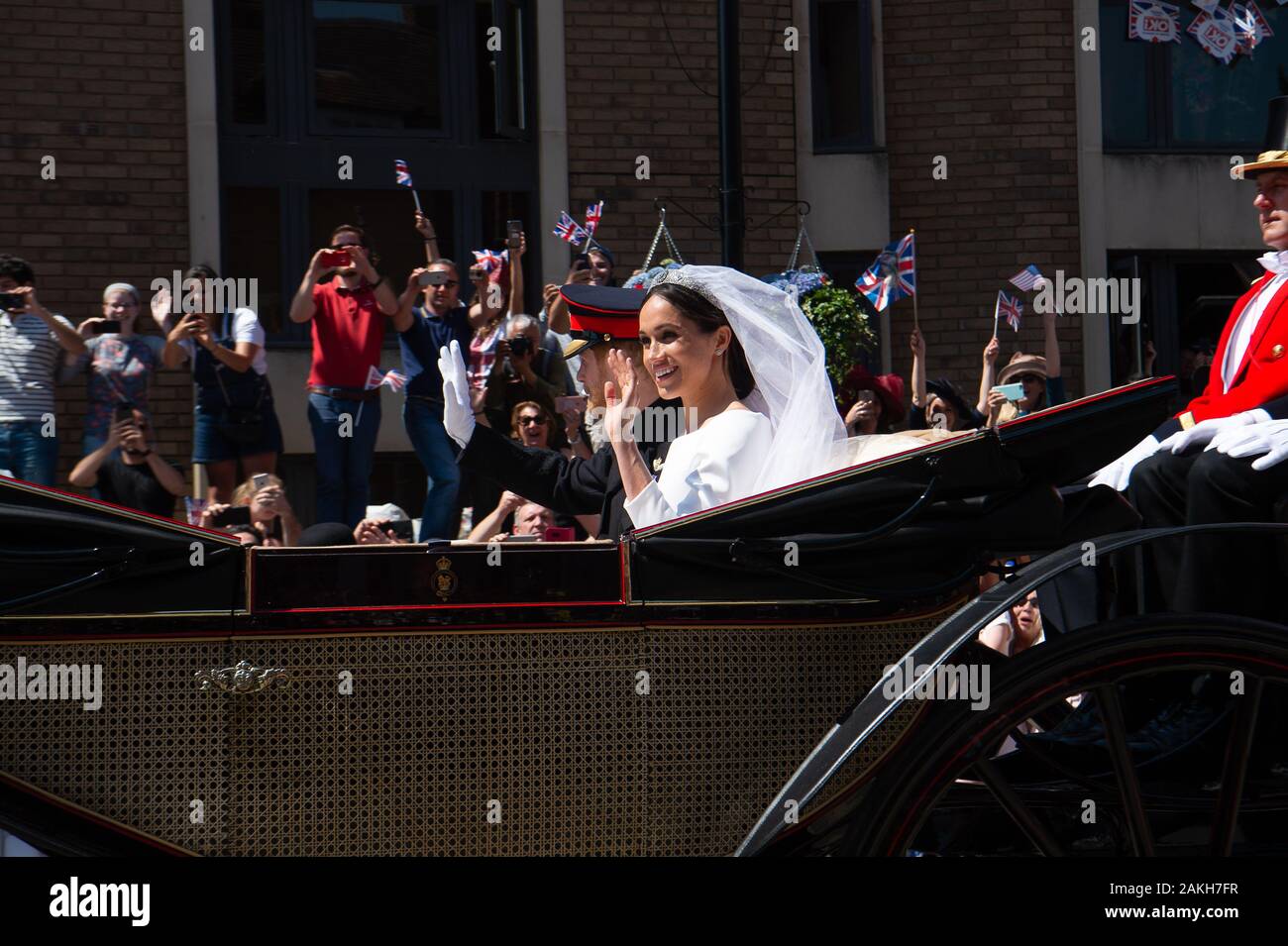 Sheet Street, Windsor, Berkshire, UK. 19th May, 2018. Well wishers, Royal fans, locals and tourists wave at the newly wed Prince Harry and Meghan Markle following their Royal Wedding at Windsor Castle. The couple were taken in a horse drawn carriage through the town and were warmly greeted by thousands of well wishers. Credit: Maureen McLean/Alamy Stock Photo