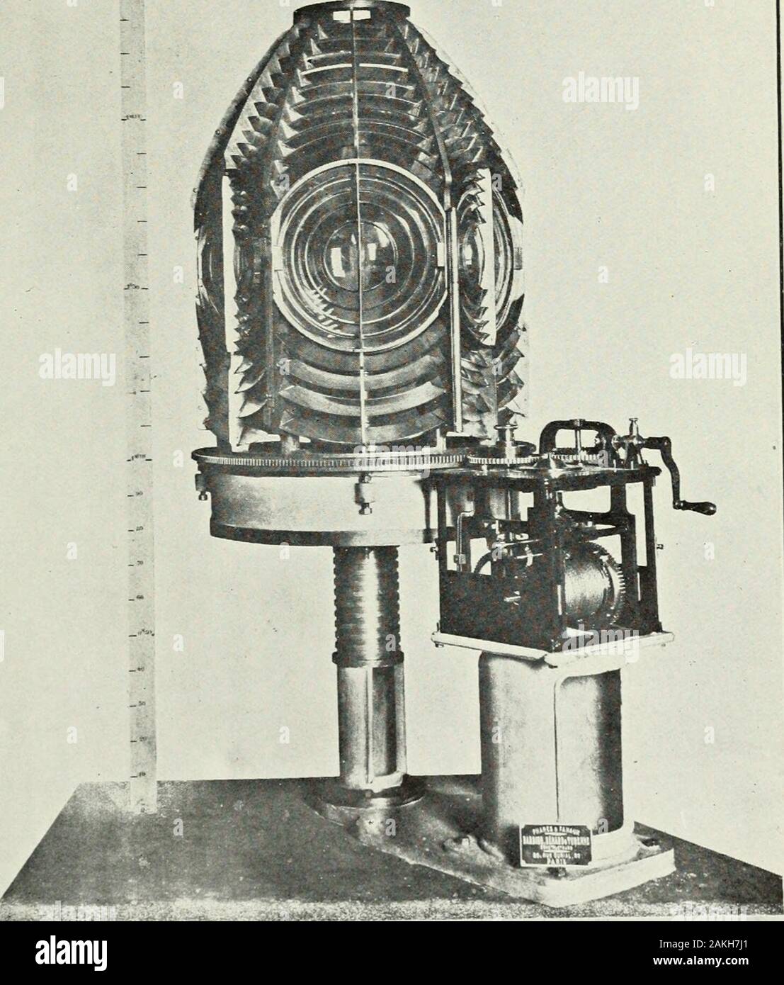 Sessional papers of the Dominion of Canada 1911 . .iej^- &gt;%.-?^-5^;,v-i*S.-;5ej&-^iJi. .--^ Si3afe*^S«fr^^ Lightning-light apparatus of the 3rd order, small size, showing a single flash every five seconds. 21-21 Stock Photo