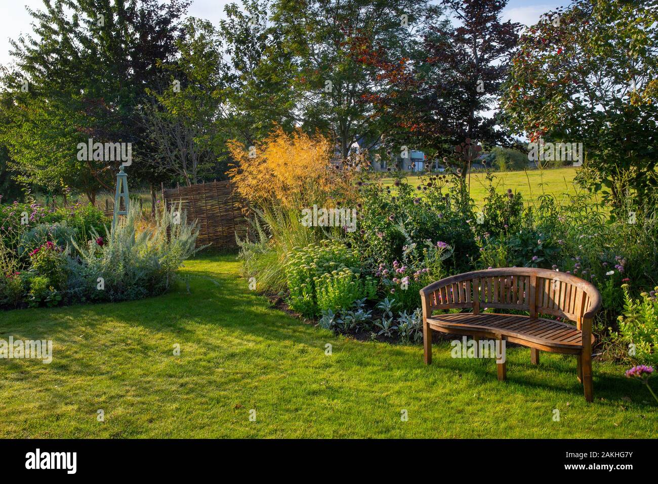English cottage garden lawn hi-res stock photography and images - Alamy